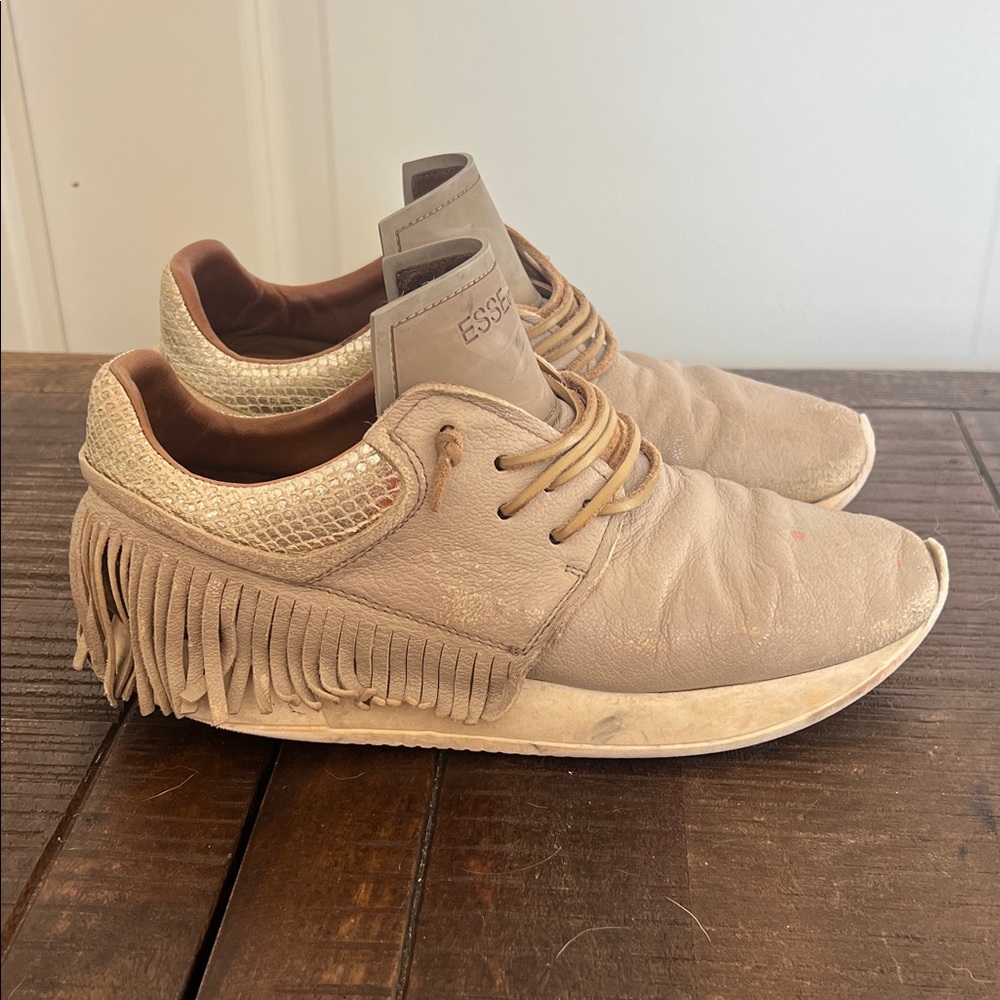 Esseutesse Shoe Size 39 Beige Leather Upper Metallic Foil Fringe Sneakers‎